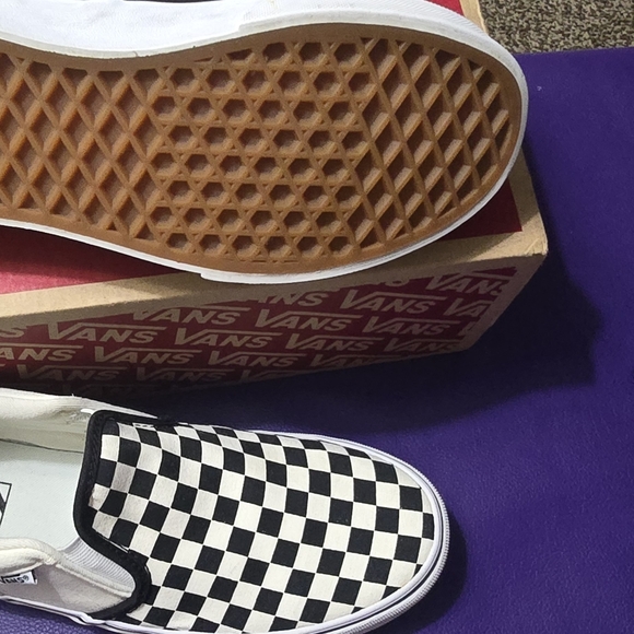 Vans - Picture 2 of 10